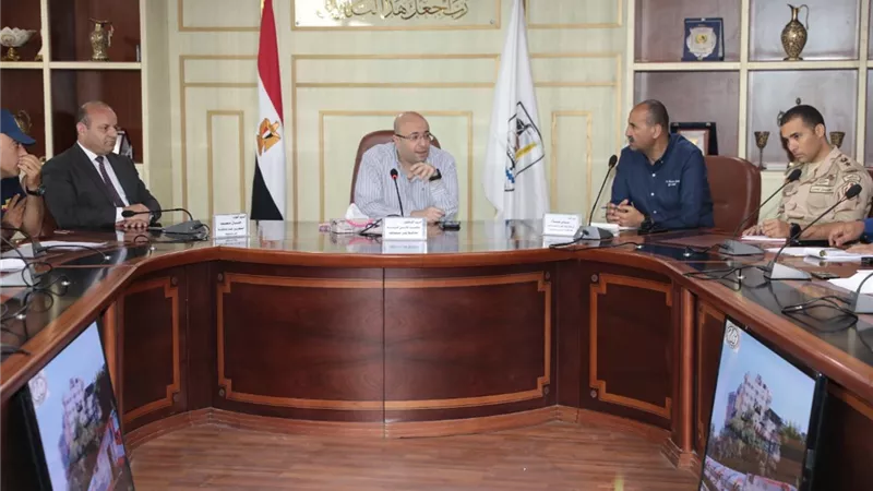 محافظ بني سويف يبحث جاهزية القطاعات للتعامل مع الأزمات