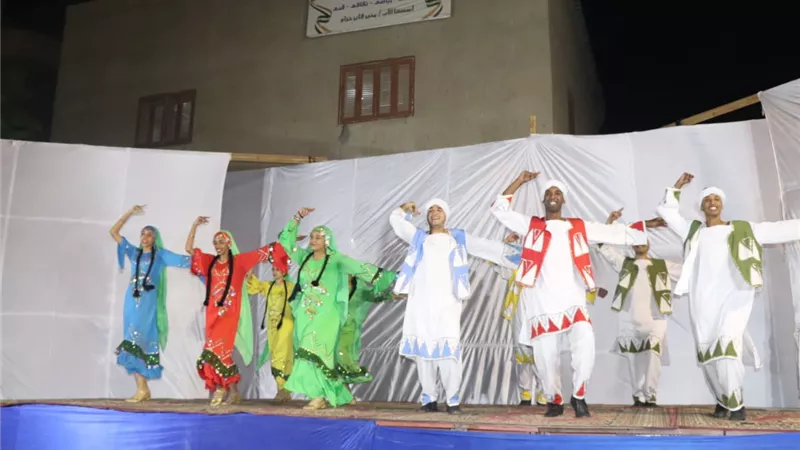 عروض مسرحية وتابلوهات فنية لفرق جامعة عين شمس بمحافظتي قنا والأقصر