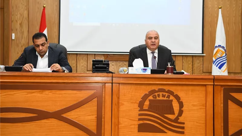 الداودى يتابع أعمال ترفيق مدينة الأمل بنجع حمادى