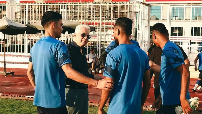 رئيس الزمالك يحفز لاعبيه قبل مواجهة الأهلي في نهائي الكأس