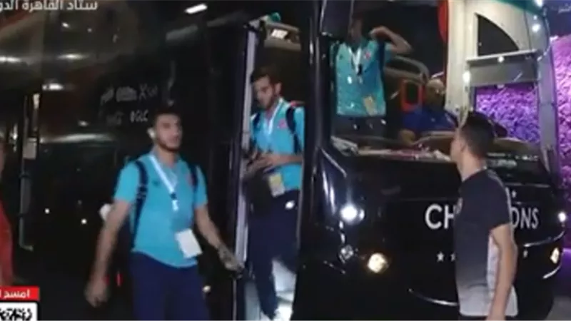 فيديو.. حافلة الأهلي تصل ستاد القاهرة قبل مواجهة الزمالك