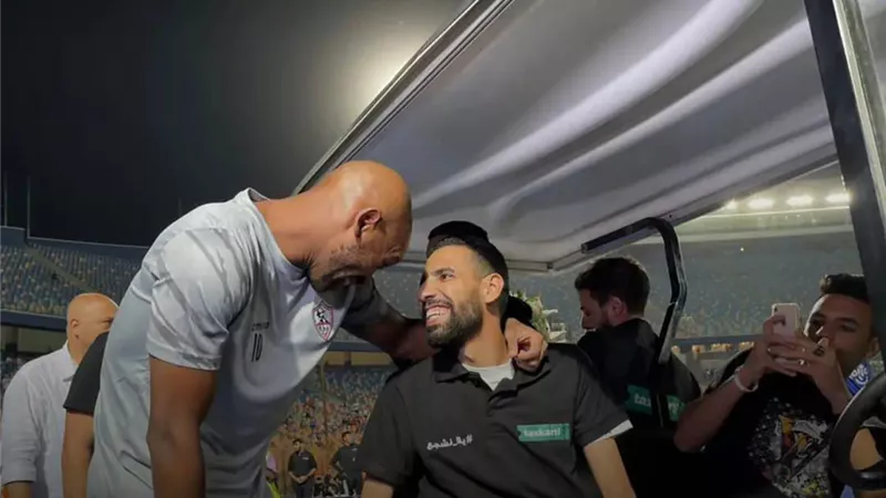 لفتة رائعة.. جماهير الأهلي والزمالك يهتفون لمؤمن زكريا باستاد القاهرة