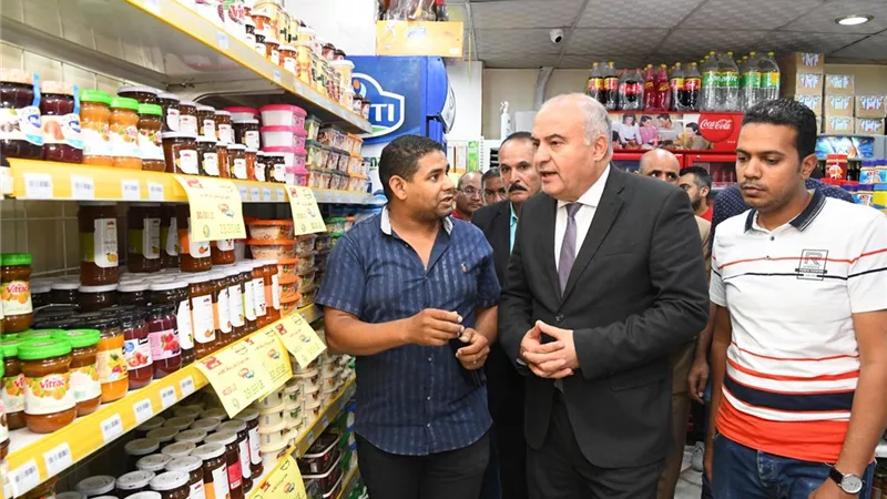 محافظ قنا يفاجئ عددا من أسواق بيع السلع الغذائية والخبز