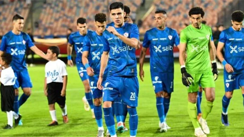 لاعبو الزمالك يكرمون أيمن حفني بعد الفوز بالكأس
