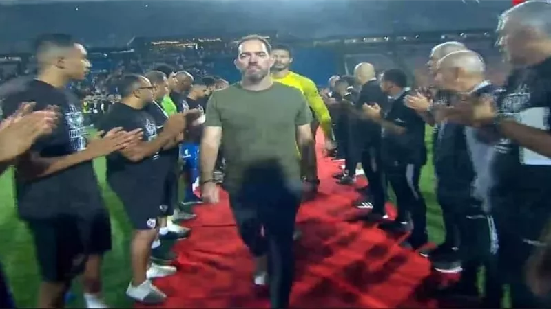 ممر شرفي لفريق الاهلي من لاعبي الزمالك