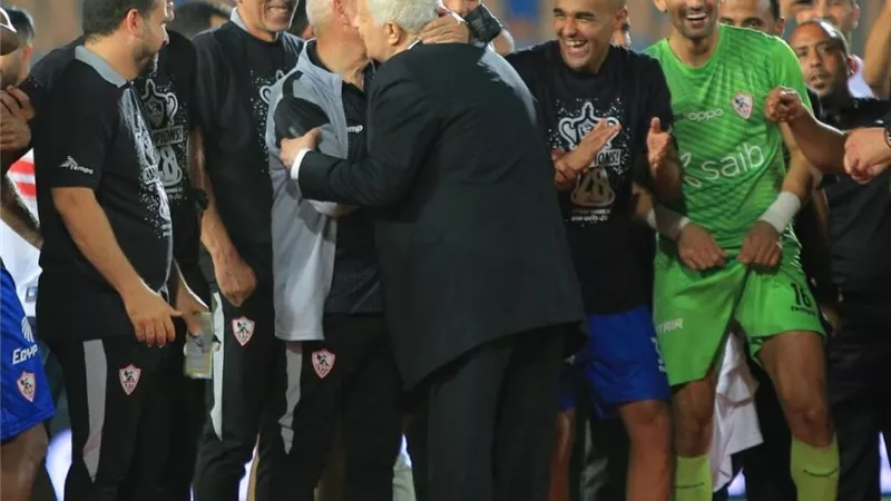 لاعبو الزمالك يحتفلون بـ مرتضى منصور بعد التتويج بكأس مصر