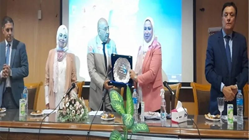 ألسن عين شمس تكرم نائب رئيس الجامعة لخدمة المجتمع وتنمية البيئة