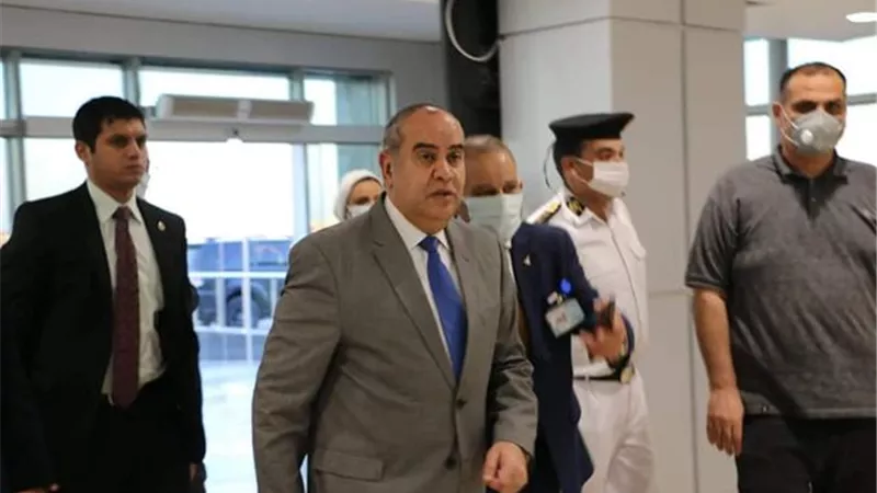 وزير الطيران المدنى يتفقد مطار العلمين الدولى