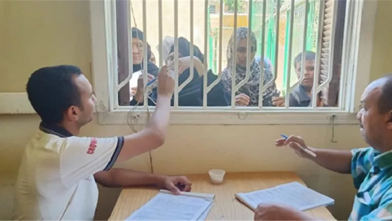 الكشف وعلاج 969 مواطنا بالقافلة المجانية بقرية أولاد عمرو بقنا