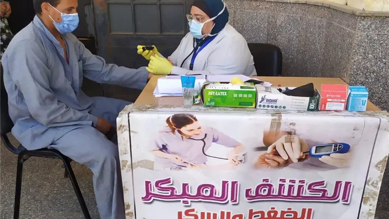 قافلة حياة كريمة تعالج 1373 مريضا في الحيبة ببني سويف..صور