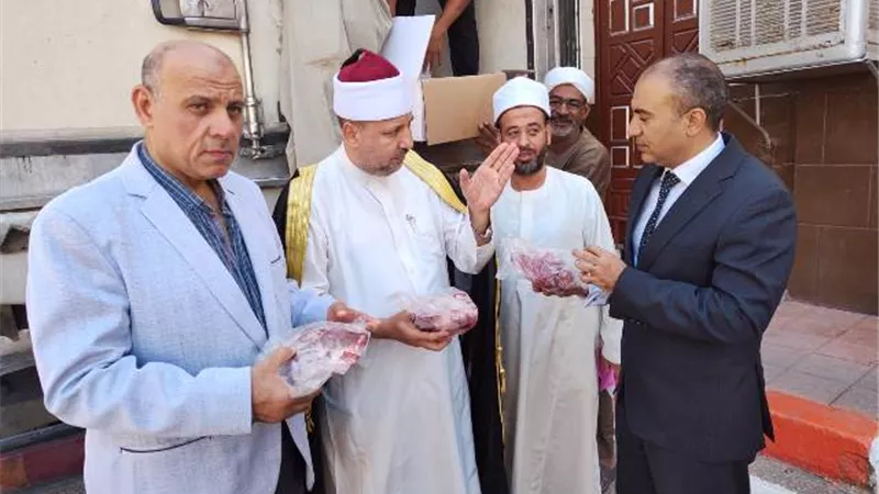 توزيع 2 طن لحوم بلدية بقرى قنا ضمن مشروع صكوك الأضاحي لوزارة الأوقاف