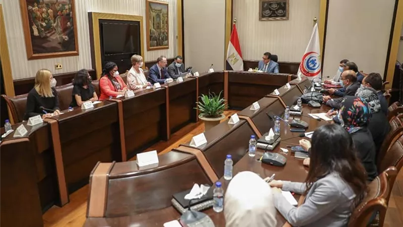 خالد عبدالغفار يلتقي وفدًا مع ممثلي الصندوق العالمي لمكافحة نقص المناعة البشري