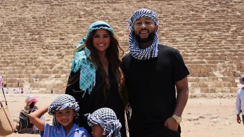 منطقة أهرامات الجيزة تستضيف المطرب الأمريكي المشهور جون ليچند وأسرته