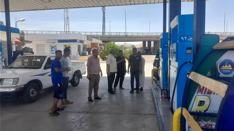 المرور على محطات الوقود للتأكد من الالتزام بأسعار المنتجات البترولية بسفاجا..صور