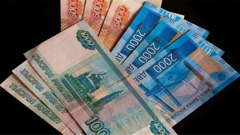تراجع الروبل الروسي أمام الدولار بعد خفض الفائدة