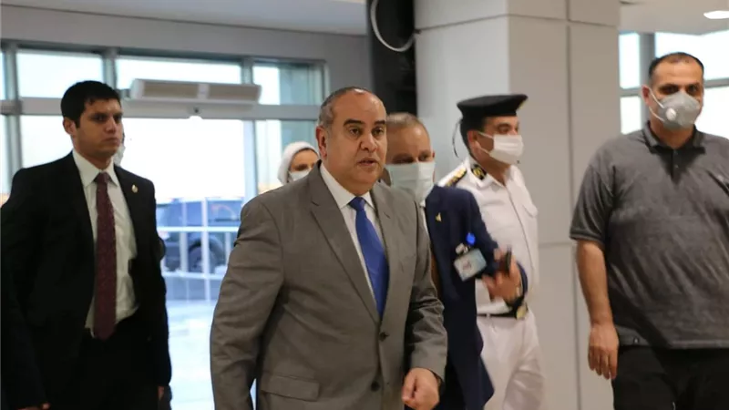 وزير الطيران المدنى يتفقد مطار العلمين الدولى