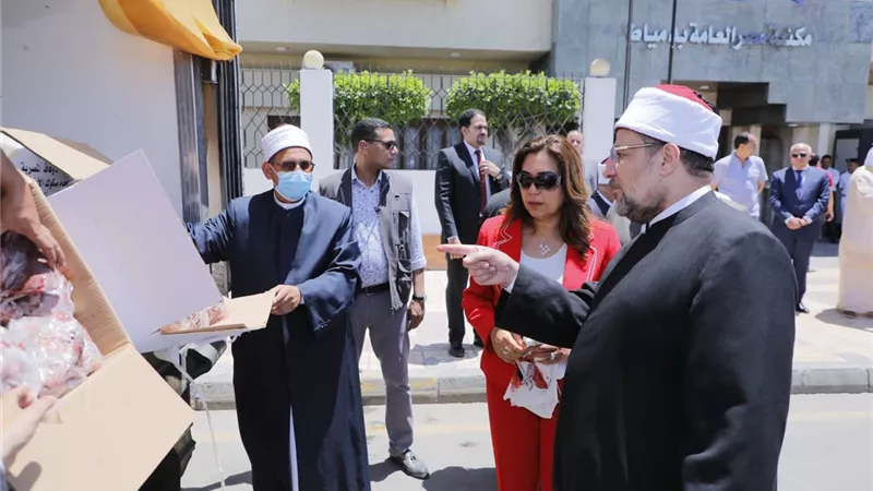 محافظ دمياط تتسلم من وزير الأوقاف الدفعة الثانية من لحوم صكوك الأضاحي..صور
