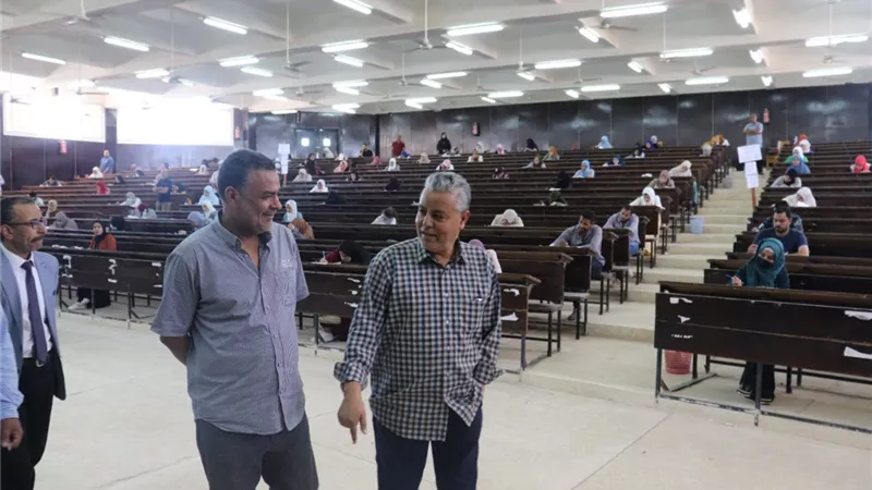 رئيس جامعة جنوب الوادي يتفقد امتحانات الدراسات العليا بكلية التربية بقنا