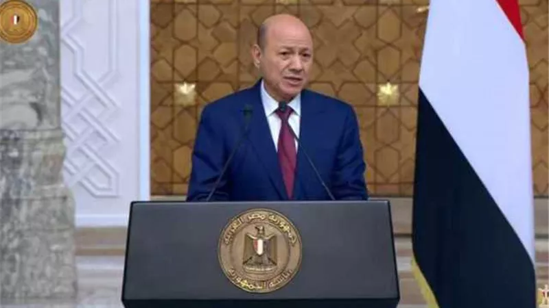 رئيس المجلس الرئاسى اليمنى يهنئ السيسى بذكرى ثورة يوليو