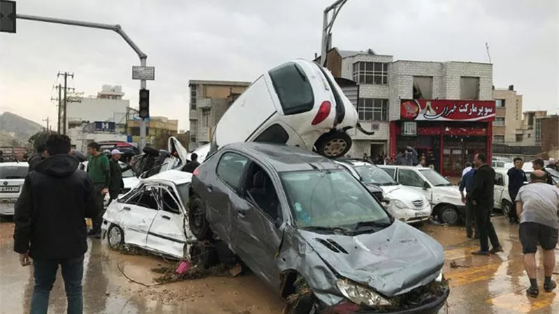 ارتفاع ضحايا فيضانات جنوبي إيران إلى أكثر من 21 قتيلًا