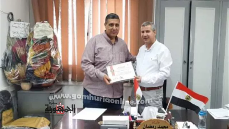 وكيل تعليم الشرقية يكرم العميد أحمد عرفة ممثل مديرية الأمن بغرفة عمليات الشهادة الثانوية