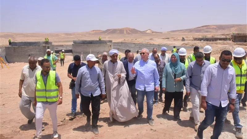 محافظ الأقصر يطلق أول شعلة غاز طبيعى ويتفقد المشروعات التنموية 