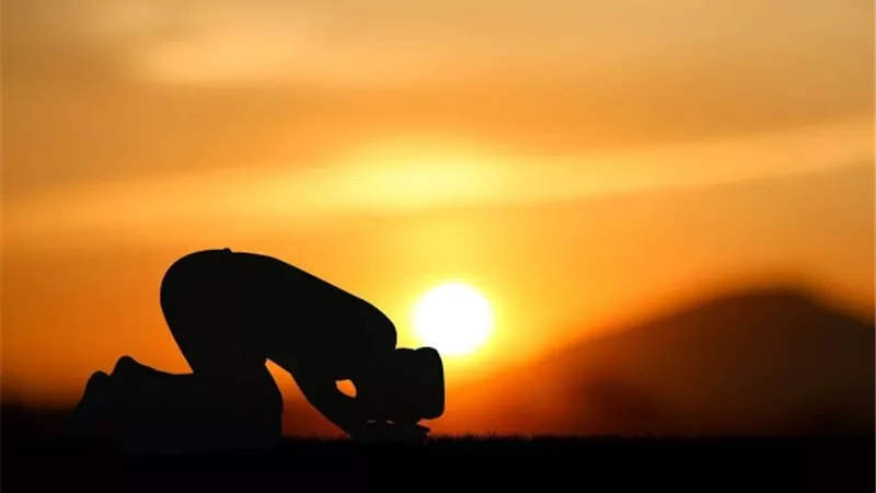 المواظبة على القنوت في صلاة الصبح..هل يخالف السُنّة؟