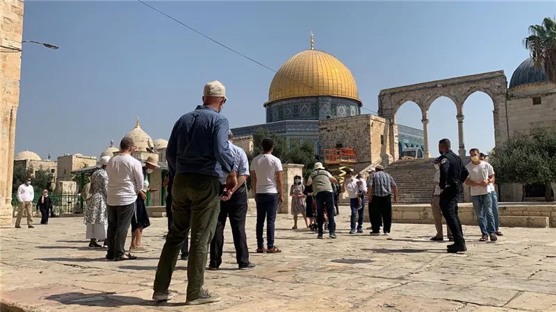 عشرات المُستوطنين الإسرائيليين يقتحمون باحات المسجد الأقصى المبارك