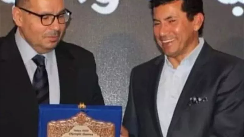 أشرف صبحى يهنىء اتحاد السباحة بعد حصد الفراعنة 13 ميدالية متنوعة فى البطولة العربية
