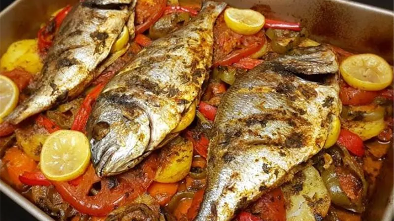 من المطبخ المغربى..طريقة عمل صينية السمك