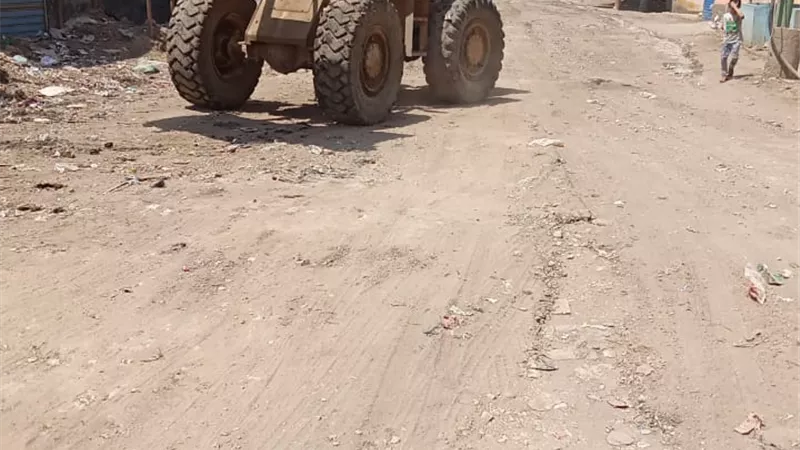 محافظة الجيزة : رفع ٧٠ طن مخلفات ونواتج تطهير بطريق غمازة الكبري بالصف