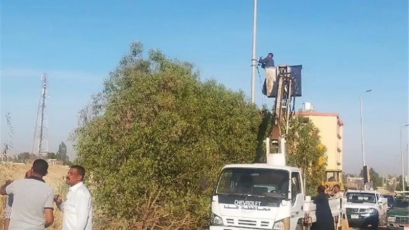 الإنتهاء من إنارة طريق المدينة الصناعية بالصالحية بقنا