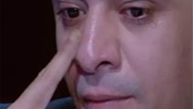 مصطفى كامل يبكى على الهواء 