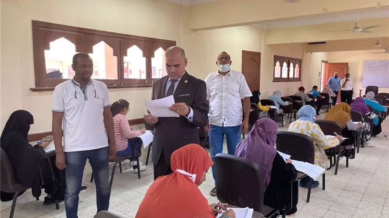 رئيس جامعة الأقصر يتابع سير امتحانات الدبلومة التربوية بكلية الحاسبات والمعلومات