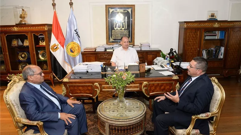 محافظ أسيوط يهنئ رئيس جهاز وسط وشمال الصعيد الجديد.. ويناقش الموقف التنفيذى لمشروعات