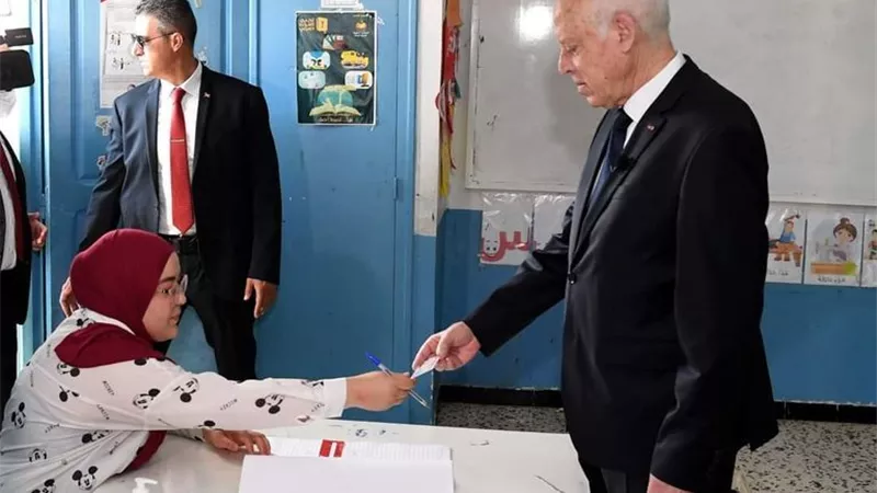 الرئيس التونسي وقرينته يدليان بصوتهما في الاستفتاء على مشروع الدستور الجديد
