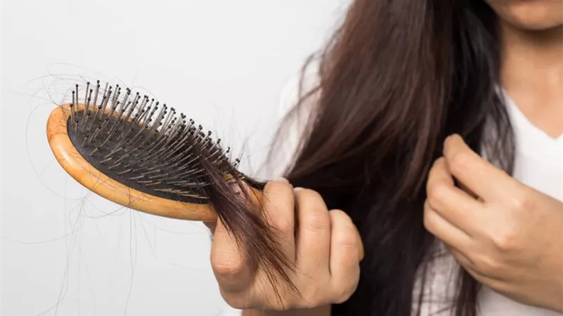 لو بتعانى من جفاف شعرك..خبراء ينصحونك بشرب الماء