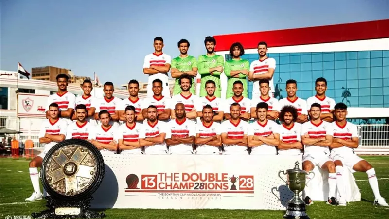 لاعبو الزمالك والجهاز الفني يحتفلون بالدوري والكأس.. صور