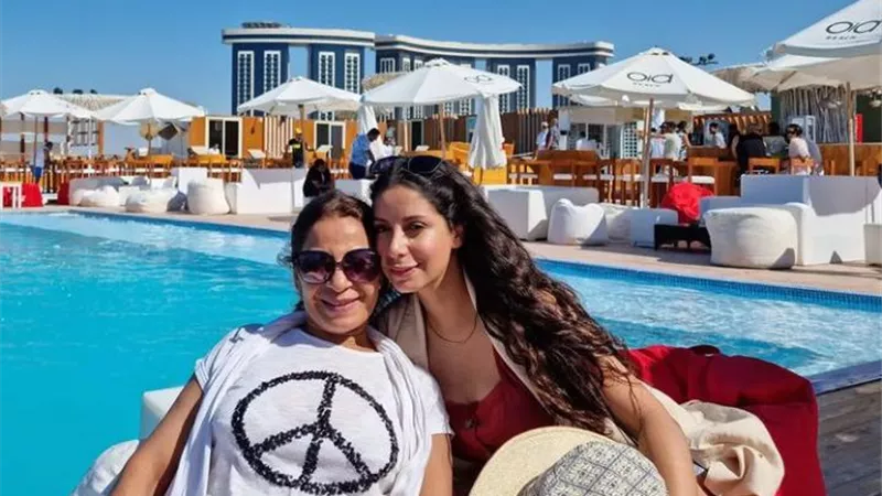 ياسمين رحمى تخطف الأنظار برفقة والدتها الفنانة عفاف مصطفى .. شاهد