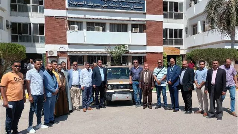 رئيس جهاز بنى سويف الجديدة يقود أول سيارة كهربائية فى مدن الصعيد.. بالفيديو
