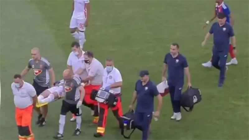 لاعب ينقذ زميله من الموت.. فيديو
