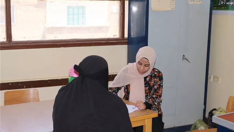 الكشف وعلاج 553 مواطن بقافلة الجامعة المجانية بقرية أبنود