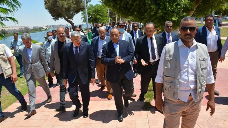 وزيرا التنمية المحلية والسياحة ومحافظ المنيا يفتتحون تطوير كورنيش النيل ويتفقدون معرض منتجات 