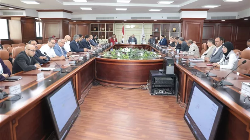 محافظ بني سويف ونائب وزير الاتصالات يشهدان ورشة عمل التحول الرقمي للعاملين بالجهاز الإداري