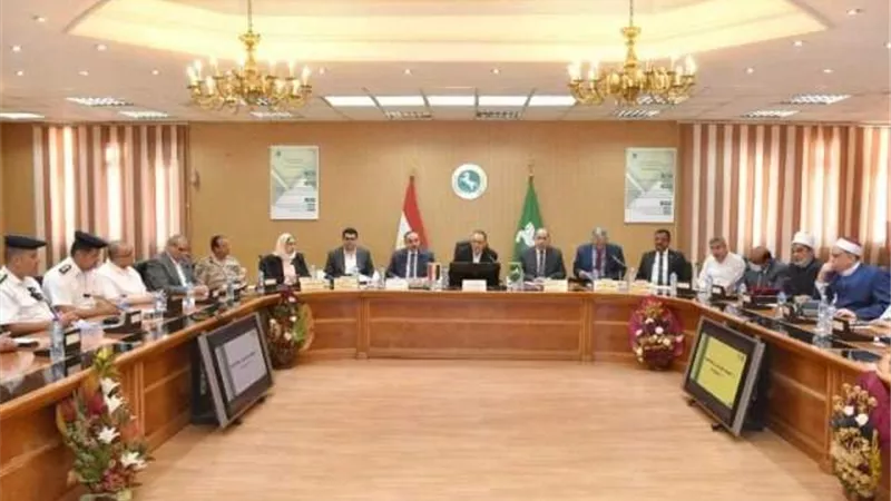 محافظ الشرقية يٌشيد بدور رجال المرور والعاملين بإدارة المواقف في تطبيق تعريفة الركوب الجديدة