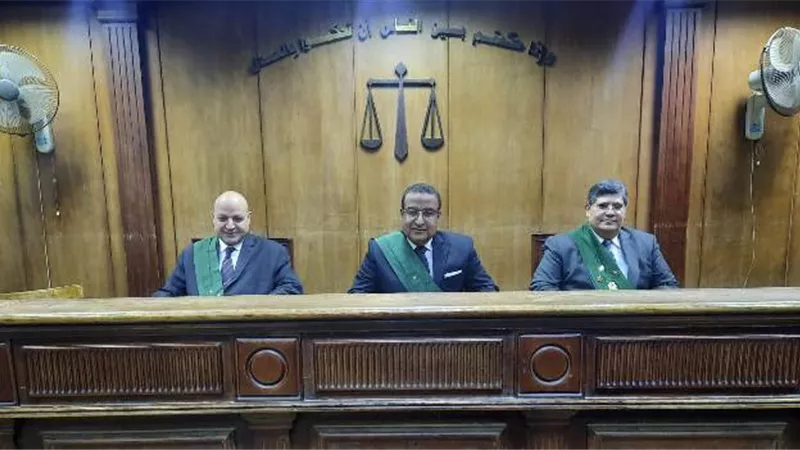 5 سنوات لسائق وصديقه .. أكرها الزوجة على توقيع ايصالات أمانة بهدف تطبيقها ومنعها من المطالبة بمستحقاتها