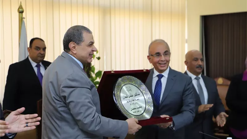 وزير القوى العاملة يكرم رئيس جامعة الزقازيق