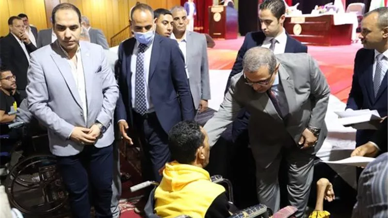 سعفان يسلم 100 عقد عمل لـ