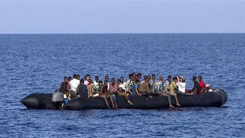 حرس السواحل التونسي ينقذ 13 مهاجرًا غير شرعي