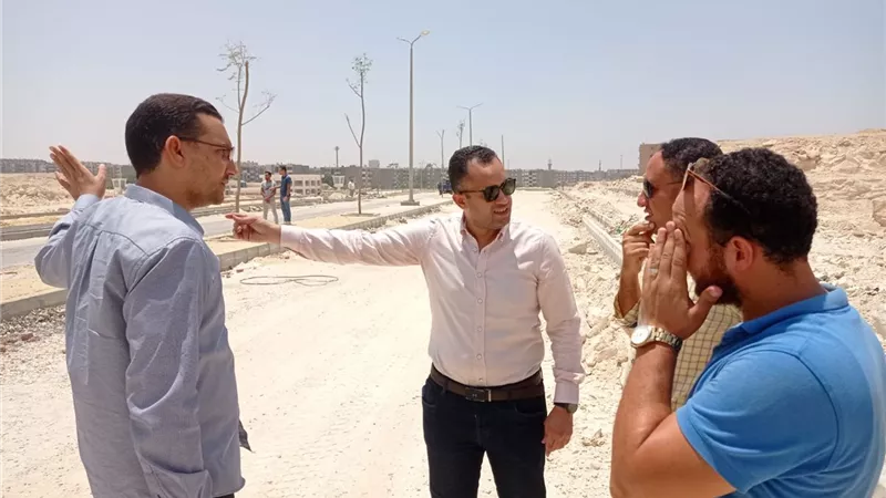 محمد خلف الله: تطوير ورفع كفاءة الطرق والمحاور فى مدينة 15 مايو .. صور